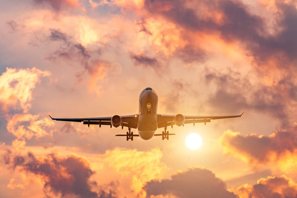 Esti repülés, befejezése a repülés a repülőgép, leszállás a repülőtéren naplementekor és gyönyörű ég. - Fotó, kép