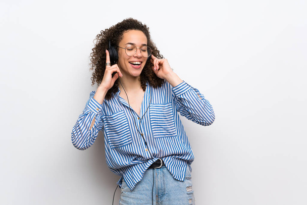 Dominikaaninen nainen raidallinen paita kuunnella musiikkia kuulokkeet
 - Valokuva, kuva