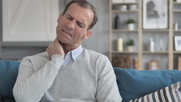 自宅で首の痛みを緩和しようとする中年男性 - 映像、動画