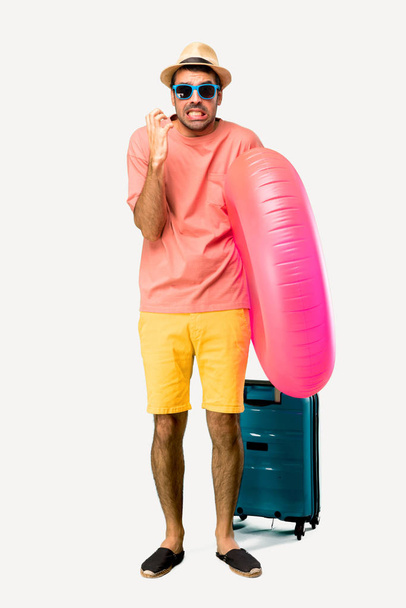 Full body of Man with hat and sunglasses on his summer vacation annoyed angry in furious gesture. Negative expression on isolated background - Fotoğraf, Görsel