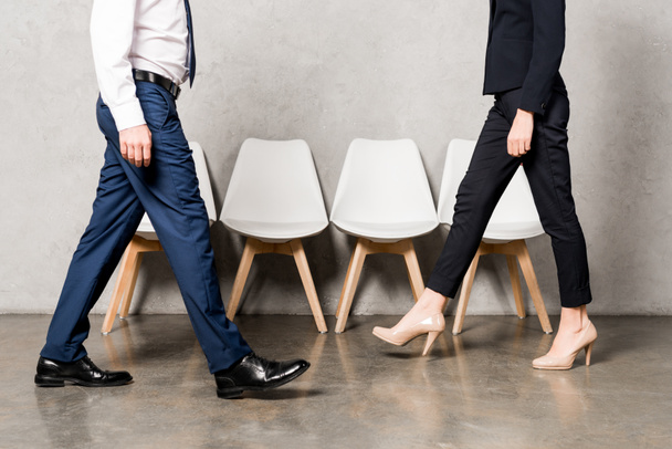 vista recortada de hombre y mujer en ropa formal caminando en la oficina
  - Foto, Imagen