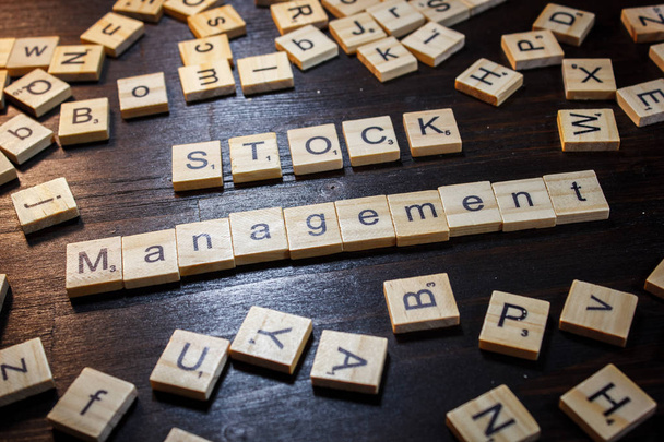 Sana tai lause Stock Management tehty scrabble kirjaimet musta pöytä
. - Valokuva, kuva