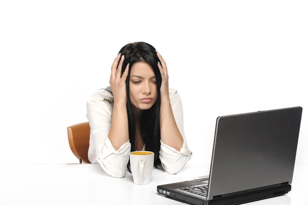 Скучная деловая женщина работает на ноутбуке выглядит очень скучно за компьютером, изолированный белый фон
 - Фото, изображение