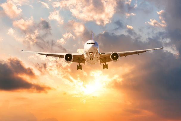 Пасажирські літаки завершують польотну подорож ввечері на заході сонця
. - Фото, зображення