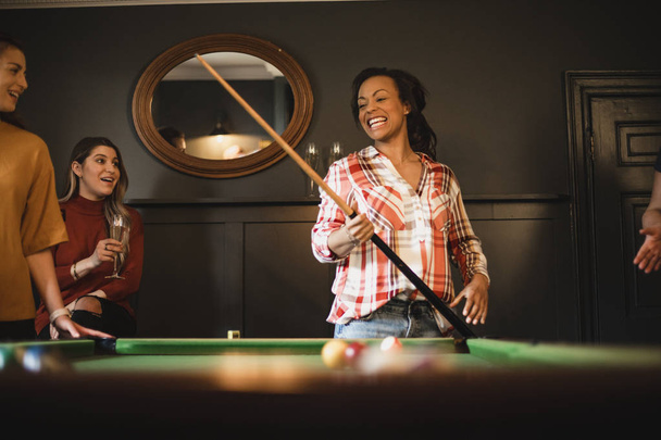 She Loves Playing Pool - 写真・画像