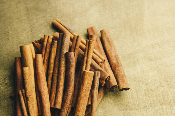 a bunch of whole sticks of fragrant cinnamon on a wooden rural table. copyspace. composition of seasoning and slide flavoring aromatic spice. close-up. top view - Foto, Bild
