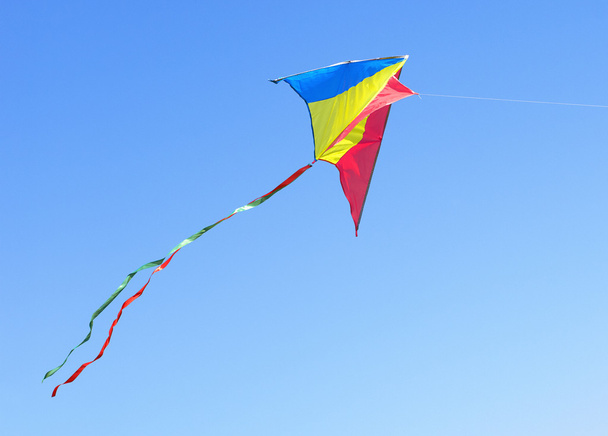 Kite proti modré obloze. symbol sny a štěstí - Fotografie, Obrázek