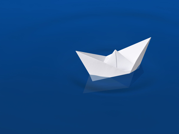паперовий човен на воді
 - Фото, зображення