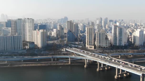 A Dél-Koreában, Szöul városképet. Drone megtekintése Szöul a folyó, a város és a hegy. Szöul városközpont látképe, Szöul kilátás - Felvétel, videó