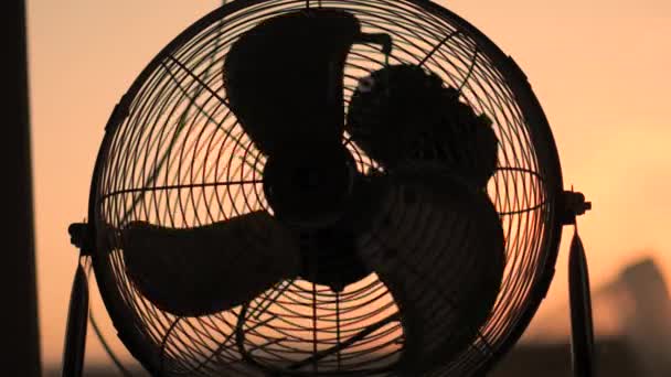 A házi ventilátor bekapcsol és kikapcsol - Felvétel, videó