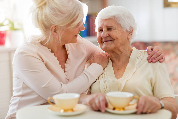 Senior woman spending quality time with her daughter - Foto, imagen