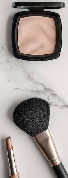 Makyaj ve kozmetik ürünleri mermer, düz arkaplan - Fotoğraf, Görsel