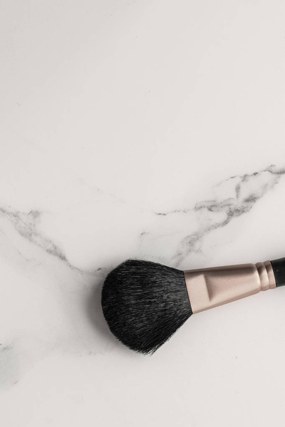 Make-up e cosmetici su marmo, fondo flatlay - Foto, immagini