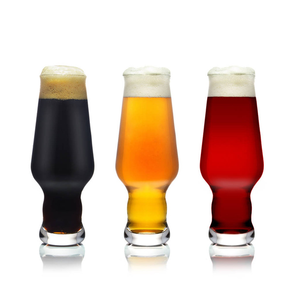 Trois verres de bière foncée, claire et rouge sur fond blanc, isolés
 - Photo, image