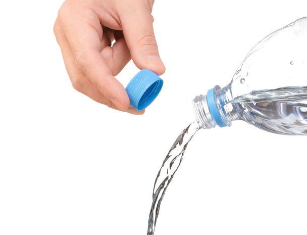 χέρι άνοιξε ένα μπουκάλι νερό. νερό να χύσει από μπουκάλι - Φωτογραφία, εικόνα