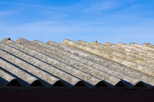 Beton panellerden yapılmış yaşlı yaşlı tehlikeli asbest çatı - Fotoğraf, Görsel