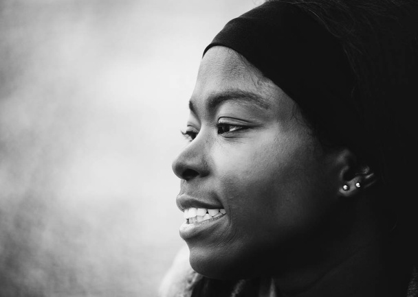 Μαύρο και άσπρο πορτραίτο της νεαρής αφρικανικής γυναίκας - Φωτογραφία, εικόνα