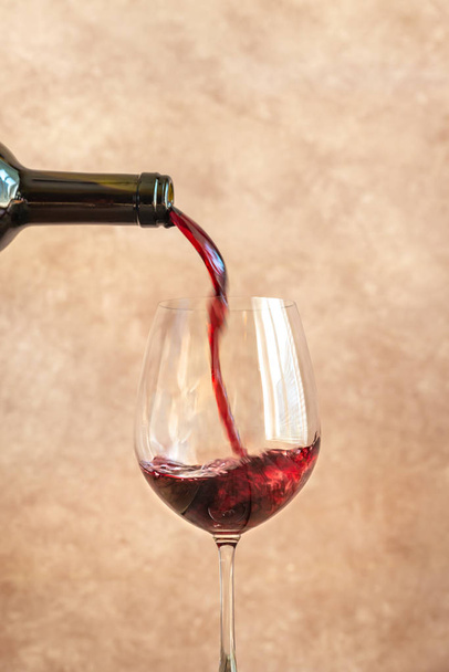czerwone wino wlewające się do szklanki - Zdjęcie, obraz