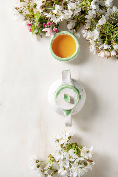 Tea in ceramic teapot - Foto, afbeelding