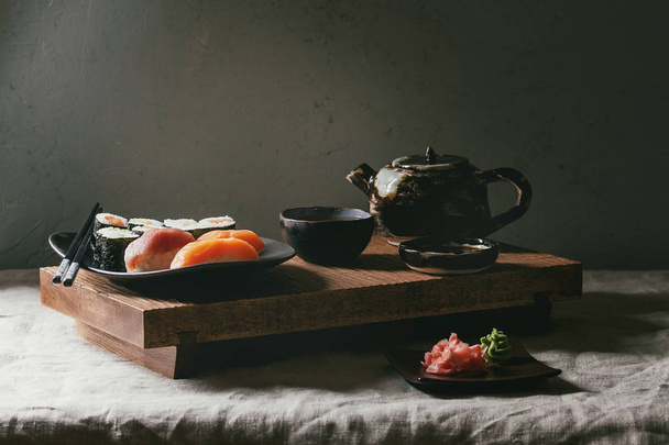 Суші набір нігірі і суші ролли
 - Фото, зображення