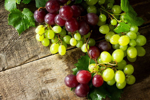 Sekoita viinirypäleet maalaismainen puinen pöytä. Käsite ravitsemus parantua
 - Valokuva, kuva