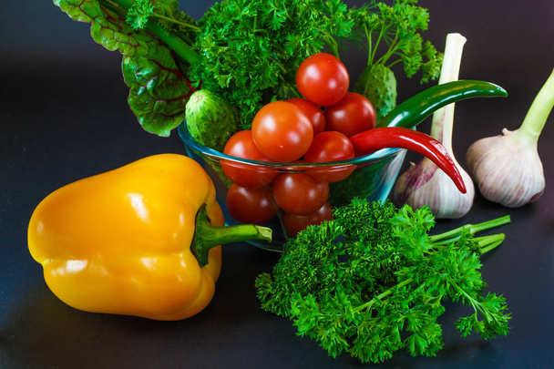 gele paprika, knoflook, kruiden en tomaten - Foto, afbeelding