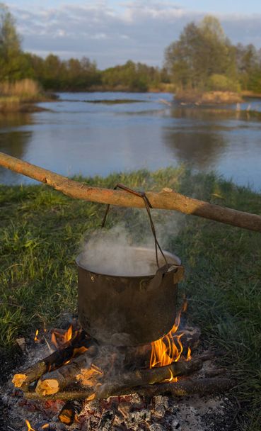 Ateşte yemek pişirmek. - Fotoğraf, Görsel
