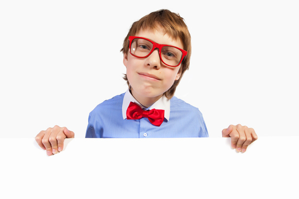 Écolier en lunettes rouges tenant carré blanc
 - Photo, image