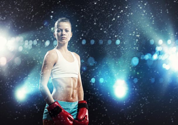 Nuori nyrkkeilijä nainen
 - Valokuva, kuva