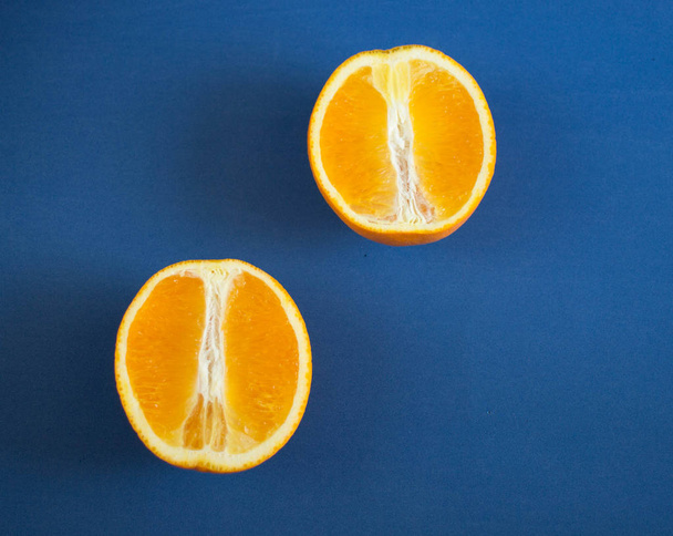 oranges fruit on blue background - Fotoğraf, Görsel