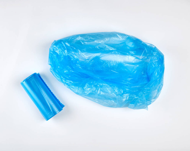 白い背景にゴミのための青いビニール袋 - 写真・画像