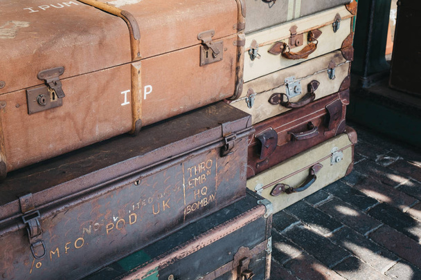 Retro sisustus matkalaukut laiturilla Sheringham juna statio
 - Valokuva, kuva