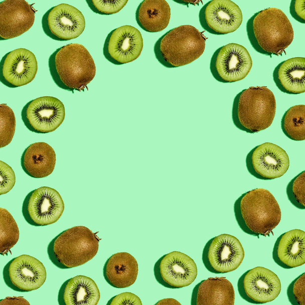 Round frame of kiwi fruits - Foto, Imagen
