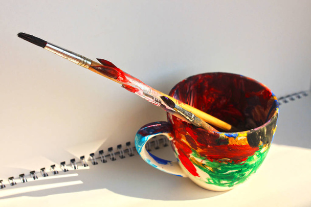 Pinceles de arte en una taza con espacio vacío para texto
 - Foto, imagen