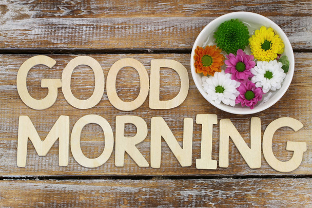 Доброго ранку написано з дерев'яними літерами і Santini квіти - Фото, зображення