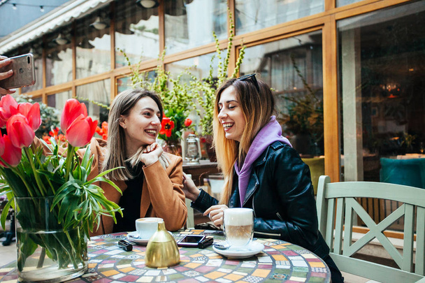 Meninas bonitas em um café parisiense
 - Foto, Imagem