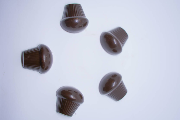 ręcznie robione czekoladki słodycze w kształcie filiżanek, ciasta i czajniczek na białym tle - Zdjęcie, obraz