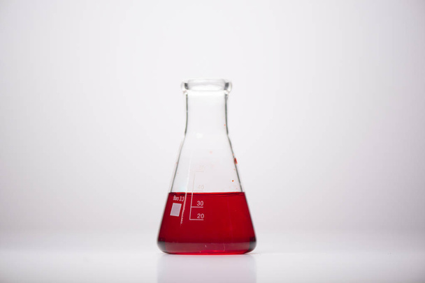 Chemikálie ve skleněných nádobách v laboratořích - Fotografie, Obrázek