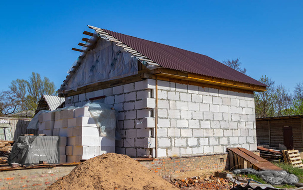 Construção de uma nova casa de tijolos
 - Foto, Imagem