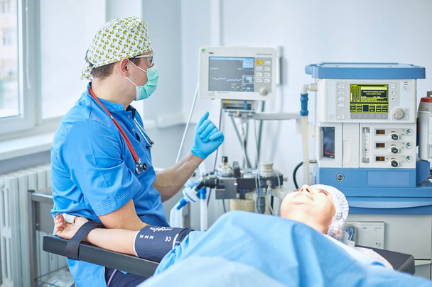 Несколько врачей, окружающих пациента на операционном столе в течение t
 - Фото, изображение