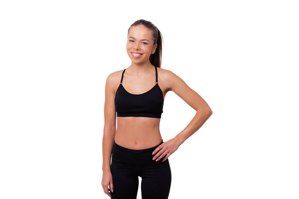 Zdrowie i Fitness koncepcja - portret dziewczyna pozuje z Odzież fitness studio białym tle. - Zdjęcie, obraz