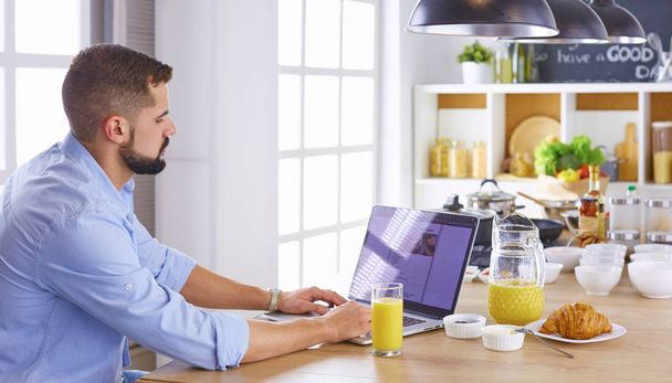 деловой человек завтракает с ноутбуком и соком
 - Фото, изображение