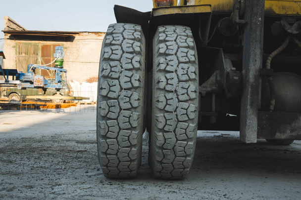 rodas cravadas grandes de pneus de borracha duráveis trator amarelo
 - Foto, Imagem