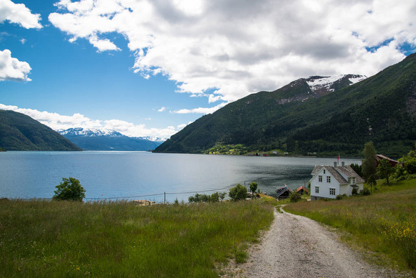 Estrada de montanha junto ao rio Gaular na Noruega
 - Foto, Imagem