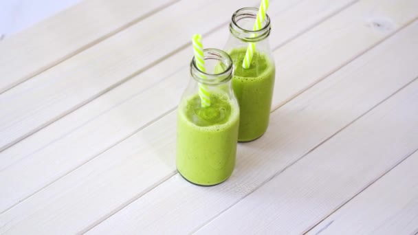terveellisiä vihreitä hedelmiä ja vegaanisia cocktaileja valkoisella puupöydällä
 - Materiaali, video