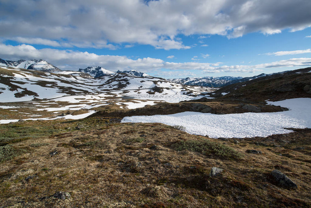 Camino de montaña junto al río Gaular en Noruega
 - Foto, Imagen
