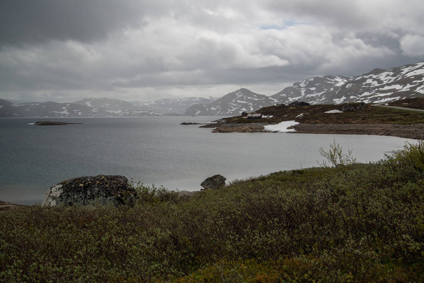 Mountain road by the Gaular river in Norway - Φωτογραφία, εικόνα