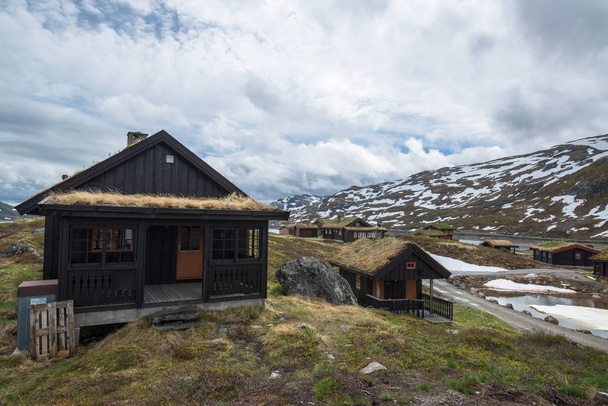 Traditional norwegian houses with grass in Tyinstolen, Norway  - Fotografie, Obrázek