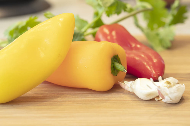 Peperoni rossi, gialli e arancioni, aglio e prezzemolo
 - Foto, immagini