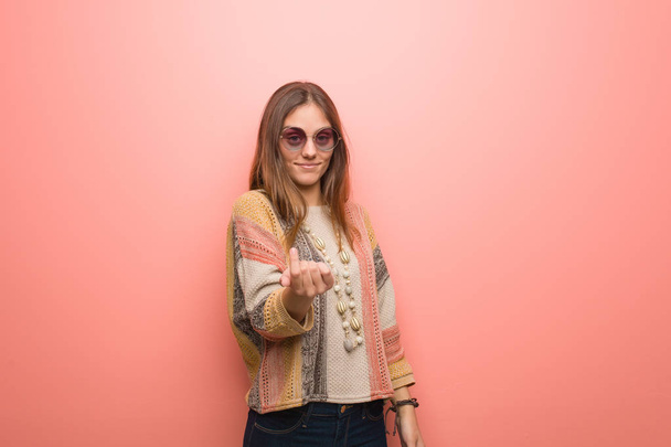 Mladý hippie žena na růžové pozadí zvoucí k návštěvě - Fotografie, Obrázek